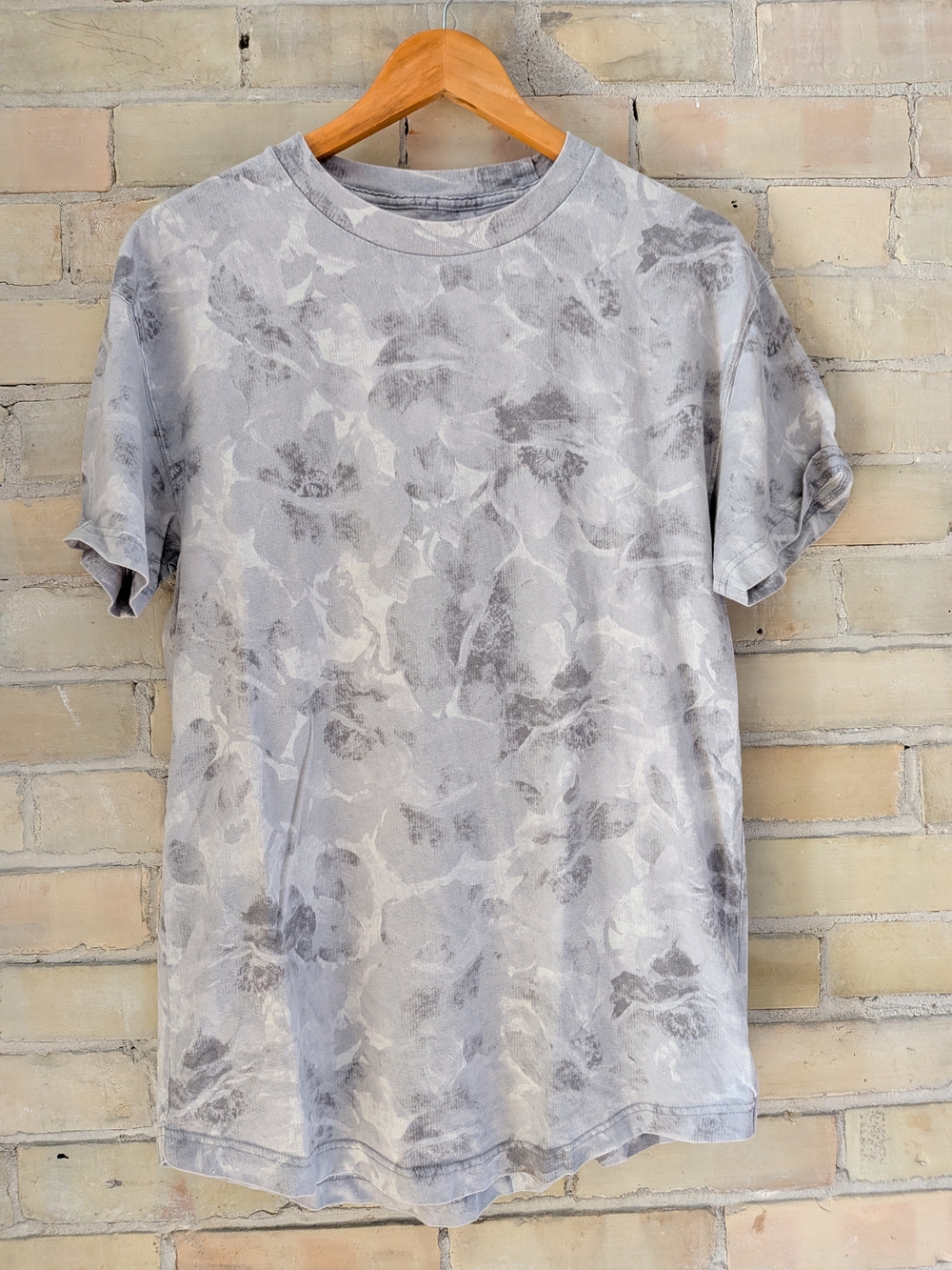 Abercrombie & Fitch Light Gray Floral Wash Crewneck Tee